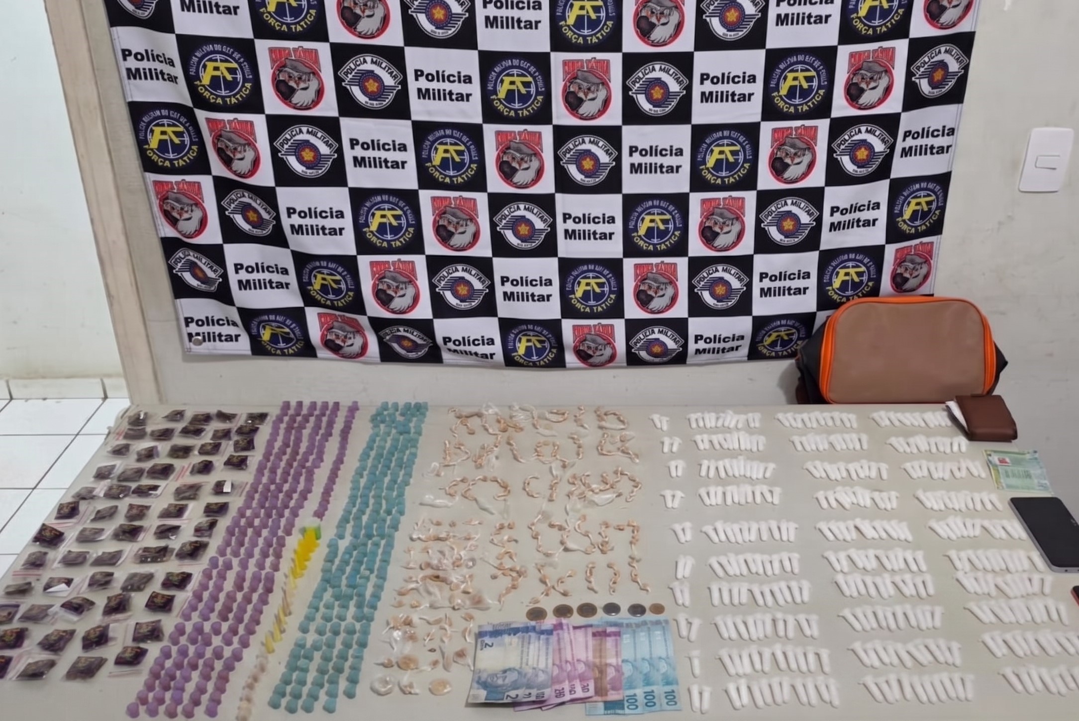 mais-de-mil-porcoes-de-drogas-sao-apreendidas-e-tres-pessoas-sao-presas-no-interior-de-sp
