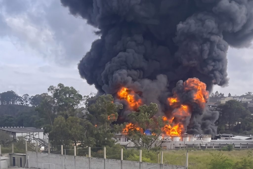 INCÊNDIO DE GRANDE PROPORÇÃO EM GALPÃO INDUSTRIAL ASSUSTA MORADORES E MOBILIZA BOMBEIROS EM ITAQUAQUECETUBA incendio-de-grande-proporcao-em-galpao-industrial-assusta-moradores-e-mobiliza-bombeiros-em-itaquaquecetuba